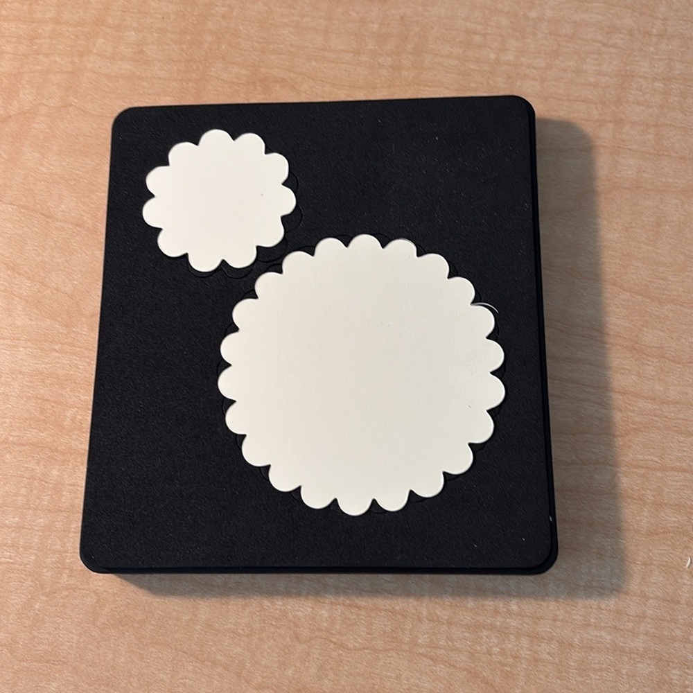 Sizzix Black Circles Scallop Die